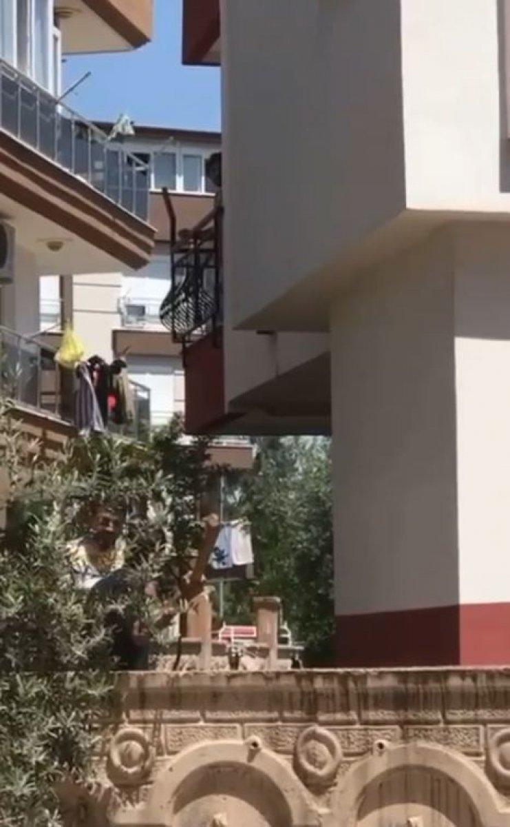 Antalya’da ev sahibi kiracısı ile tartıştı, sopayla saldırdı
