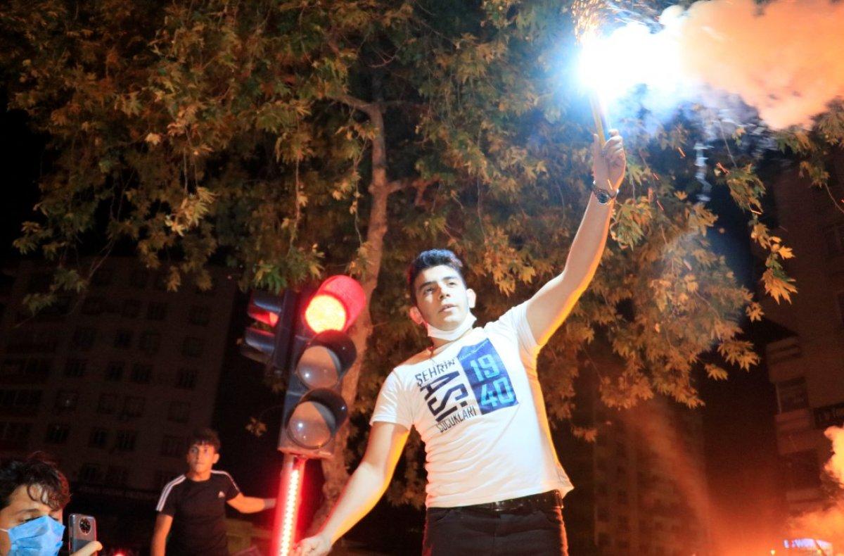 Adana Demirspor'un 26 yıl sonra gelen şampiyonluğu kentte coşkuyla kutlandı