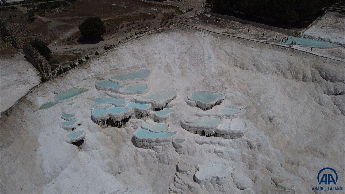 'Beyaz Cennet' Pamukkale turistlere kaldı