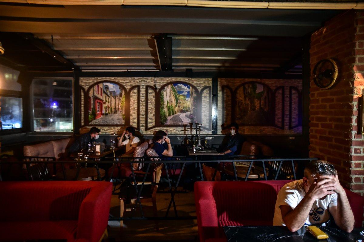 Bağcılar’da kafede fizik tedavi için toplananlara baskın