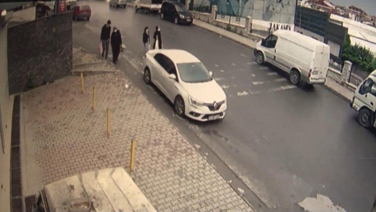Arnavutköy'de otomobil yokuş aşağı kaydı