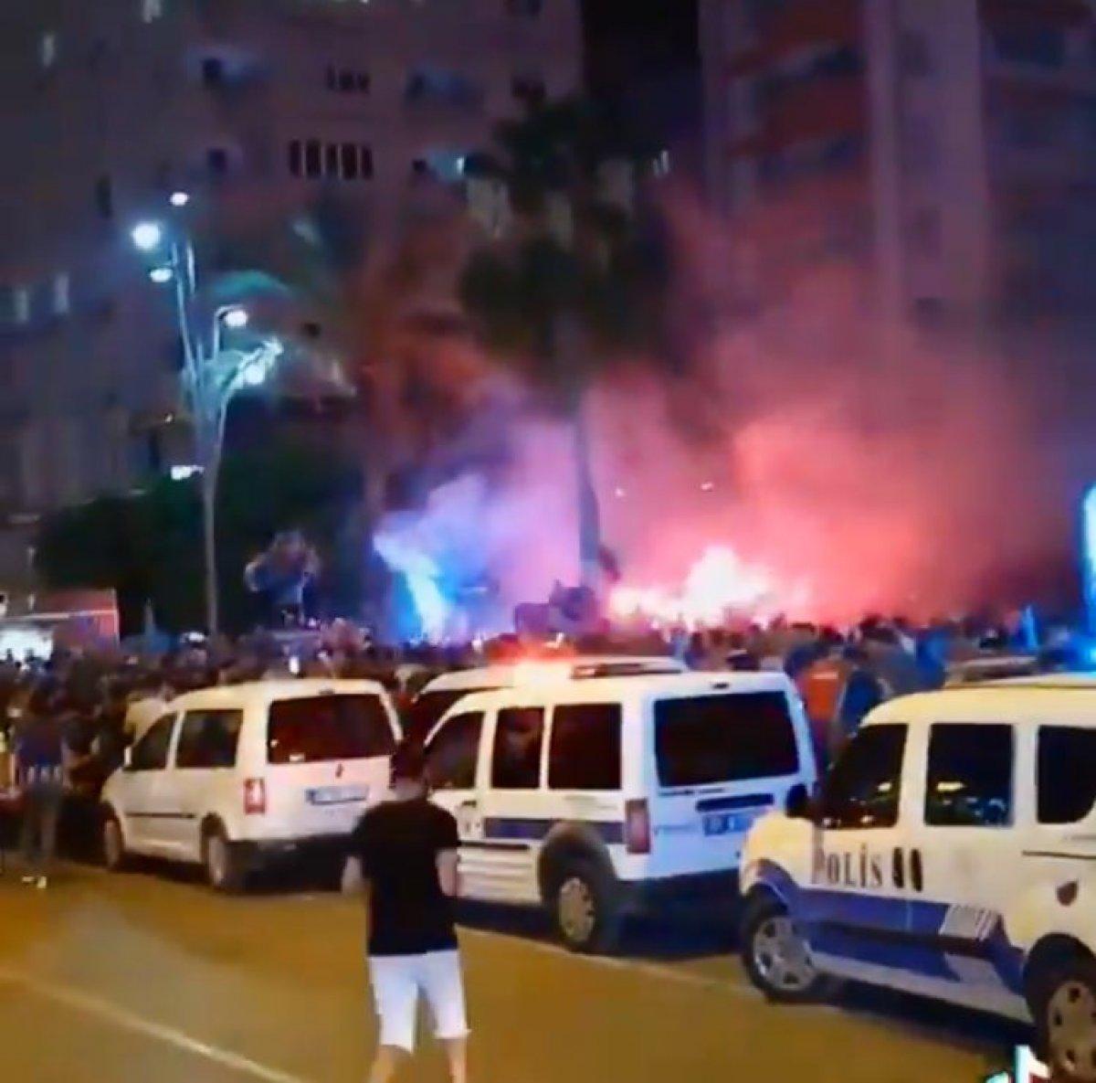 Adana Demirspor'un 26 yıl sonra gelen şampiyonluğu kentte coşkuyla kutlandı