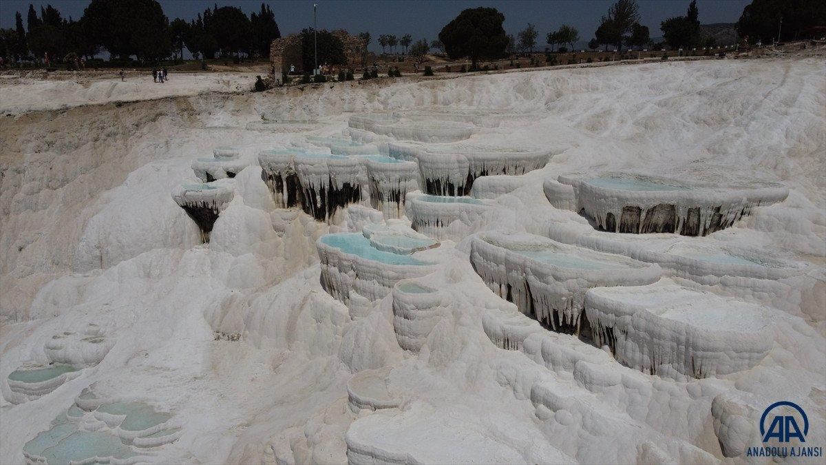 'Beyaz Cennet' Pamukkale turistlere kaldı