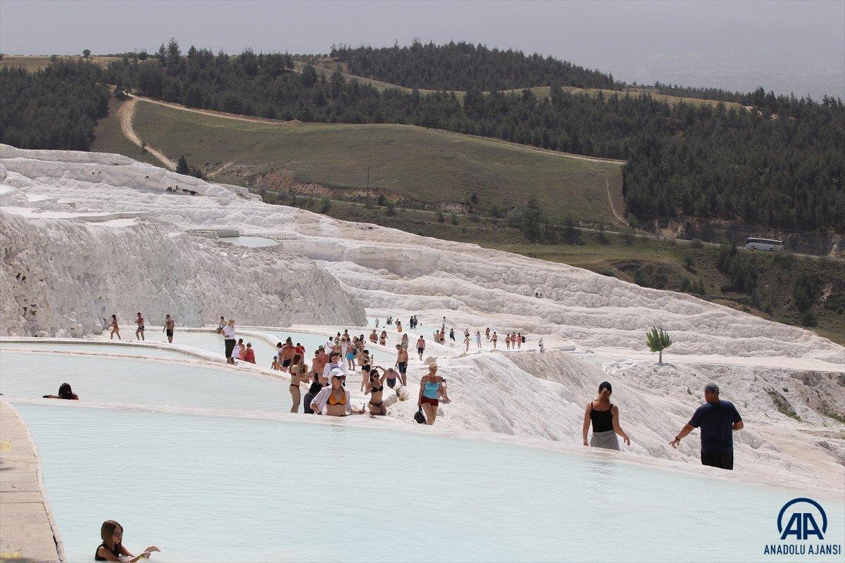 'Beyaz Cennet' Pamukkale turistlere kaldı