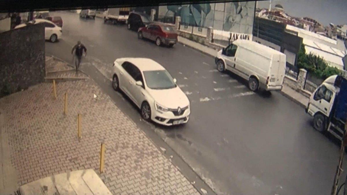 Arnavutköy'de otomobil yokuş aşağı kaydı