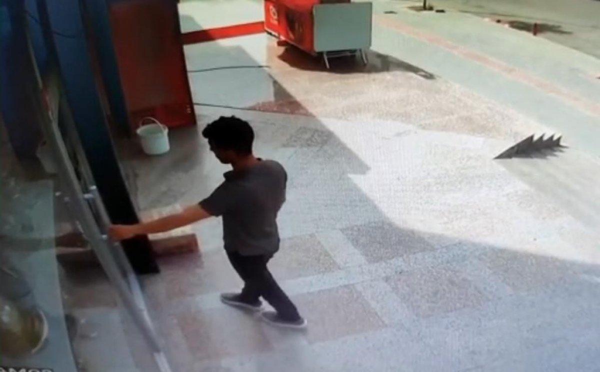 Batman'da iş yeri önündeki paketi çalıp kaçtı