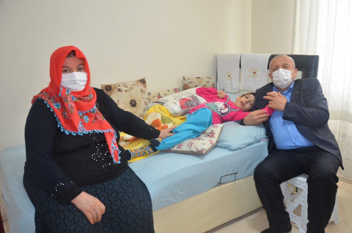 Ordu'da kas hastası kızının 'anne' demesini bekliyor