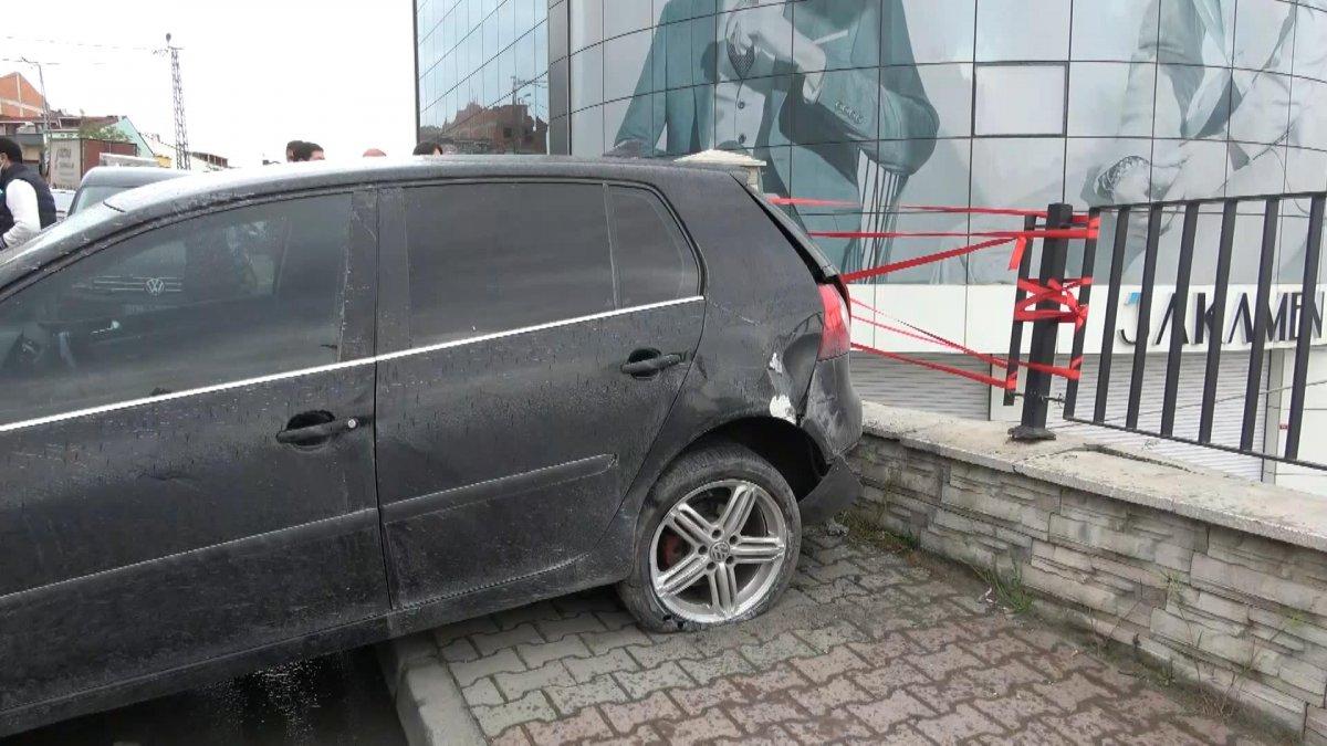 Arnavutköy'de otomobil yokuş aşağı kaydı