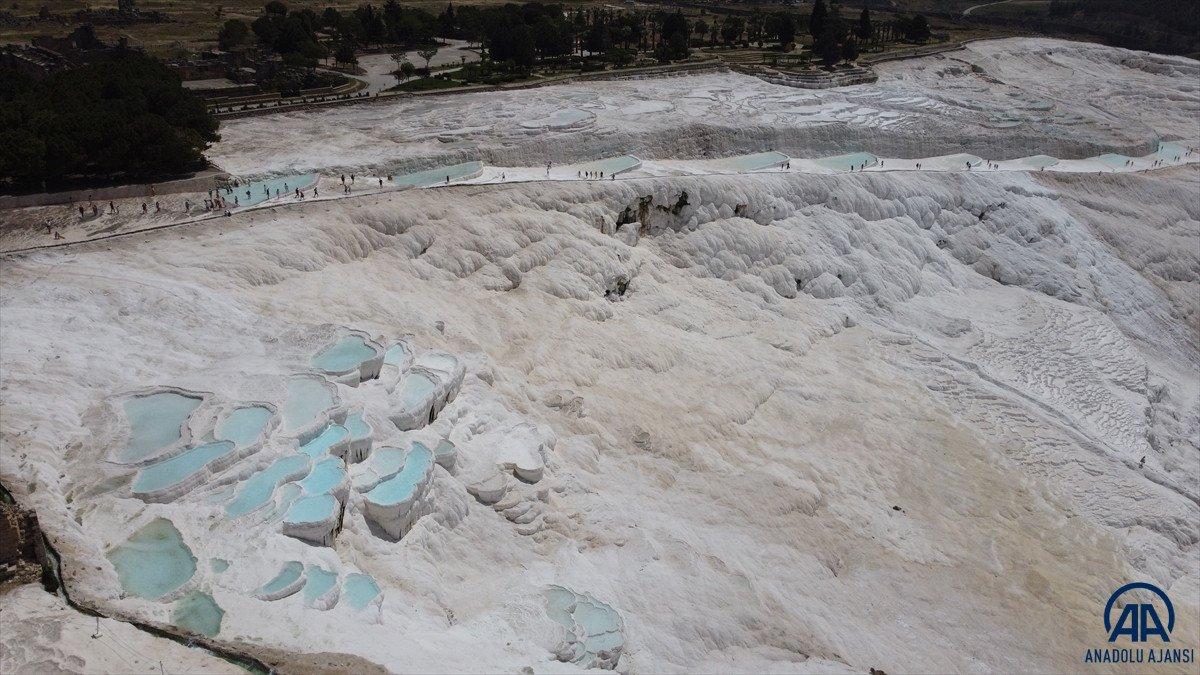 'Beyaz Cennet' Pamukkale turistlere kaldı
