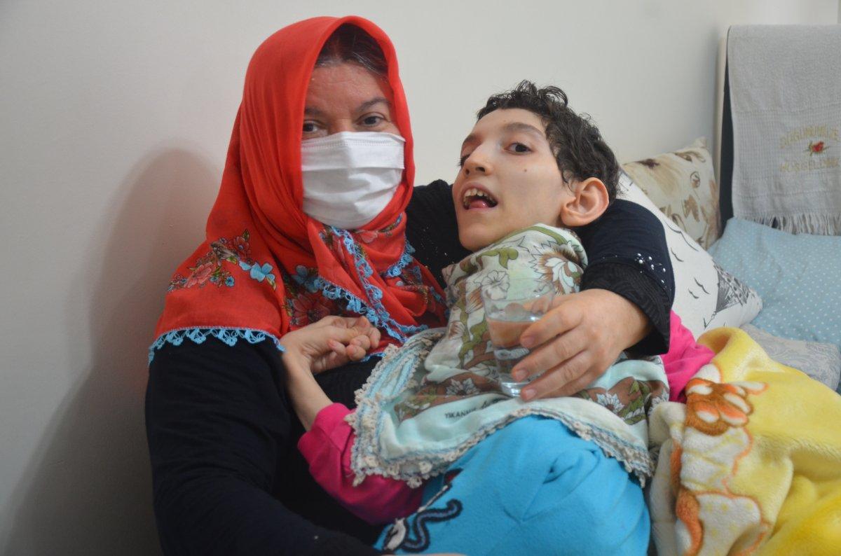 Ordu'da kas hastası kızının 'anne' demesini bekliyor