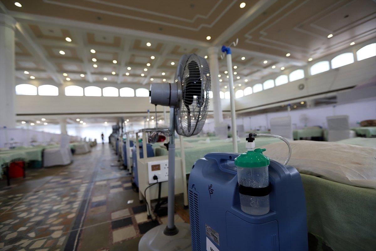 Hindistan'da ibadet alanları hastaneye dönüştürülüyor