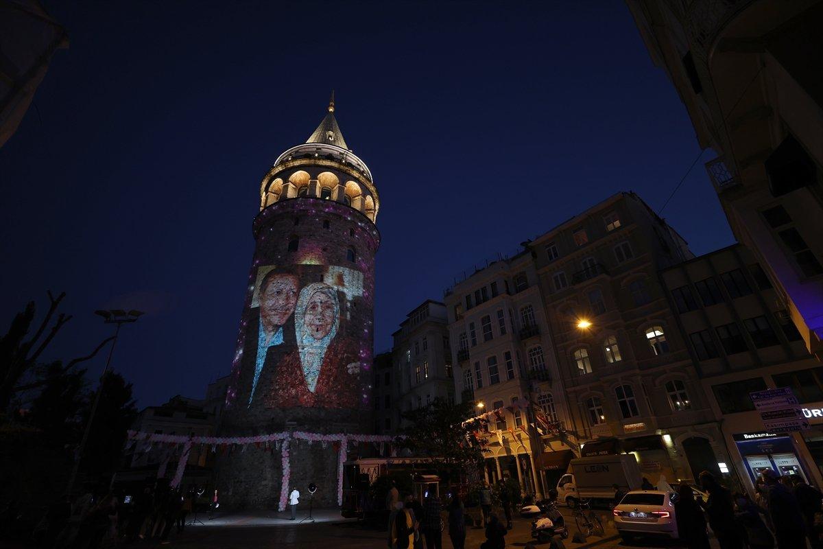 Anneler Günü, Galata Kulesi'ne yansıtılan fotoğraflarla kutlandı