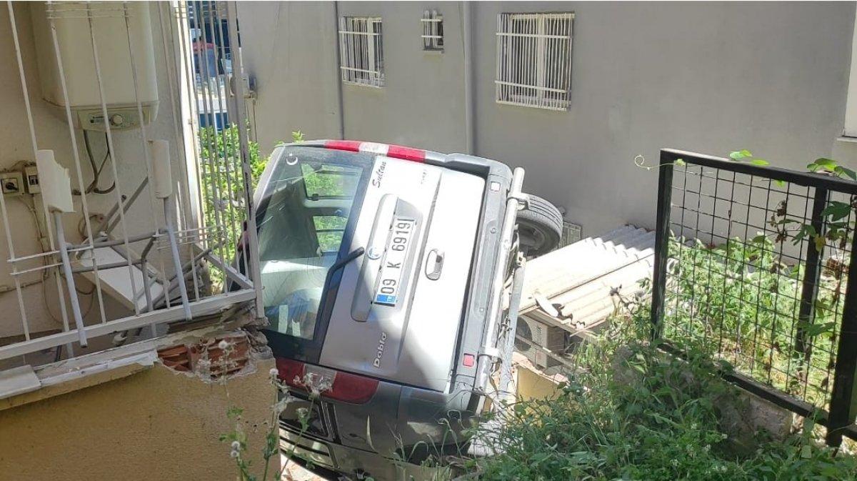 Aydın'da el freni çekilmeyen araç bahçeye uçtu