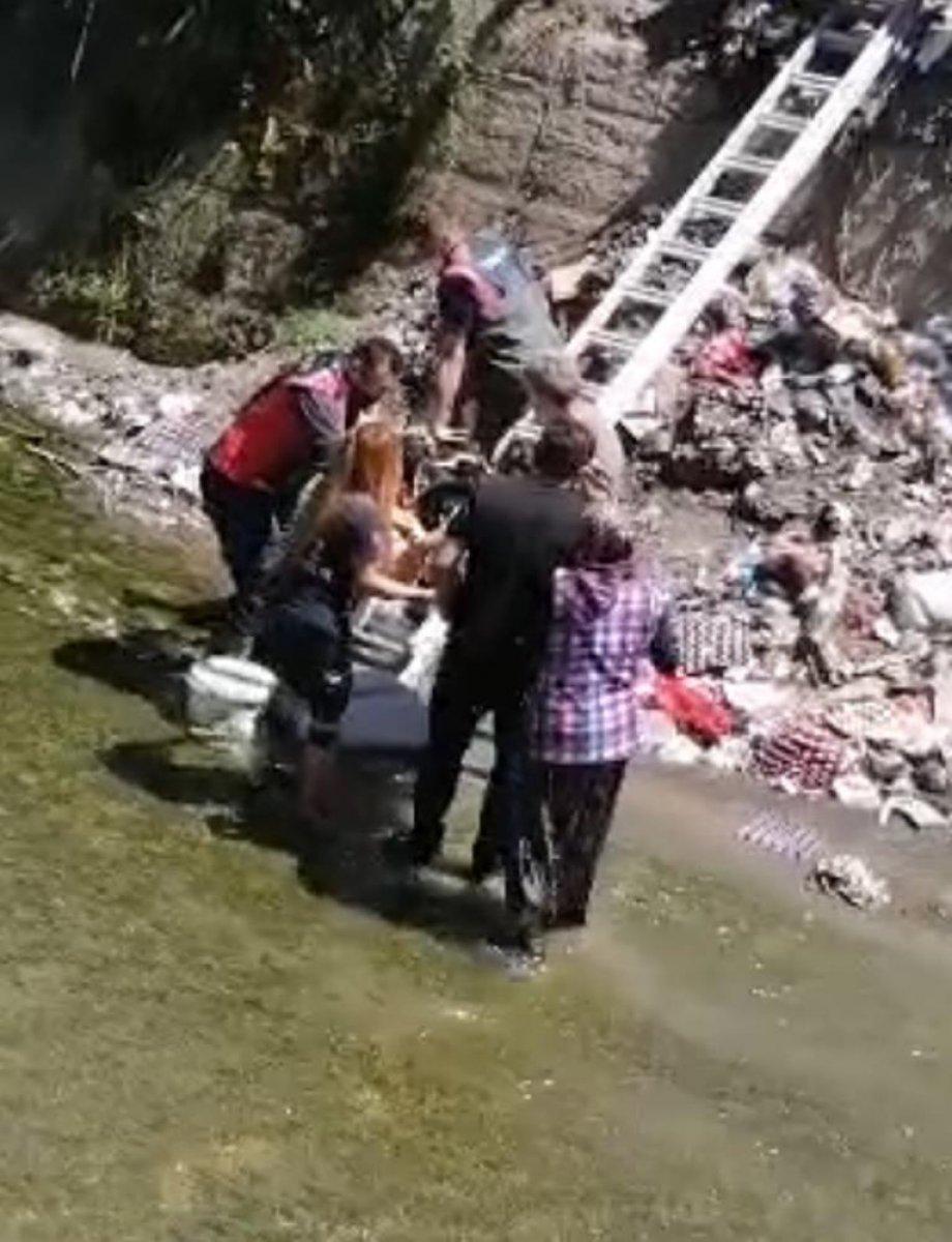 Zonguldak'ta dengesini kaybederek dereye düştü