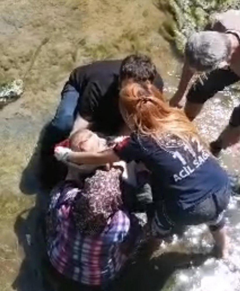 Zonguldak'ta dengesini kaybederek dereye düştü