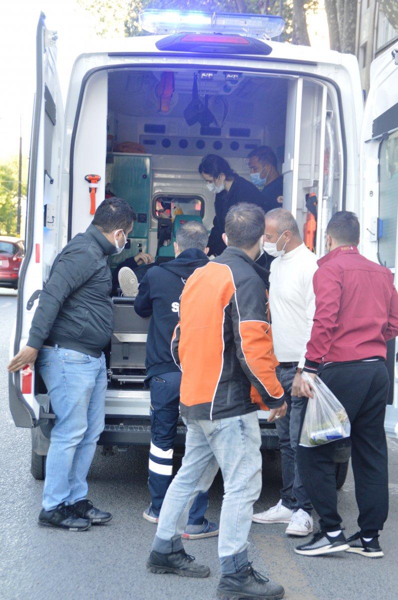 Fatih’te ters yönde seyreden motosikletliye otomobil çarptı