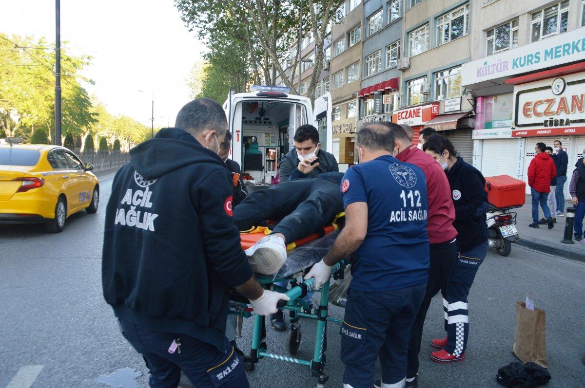 Fatih’te ters yönde seyreden motosikletliye otomobil çarptı