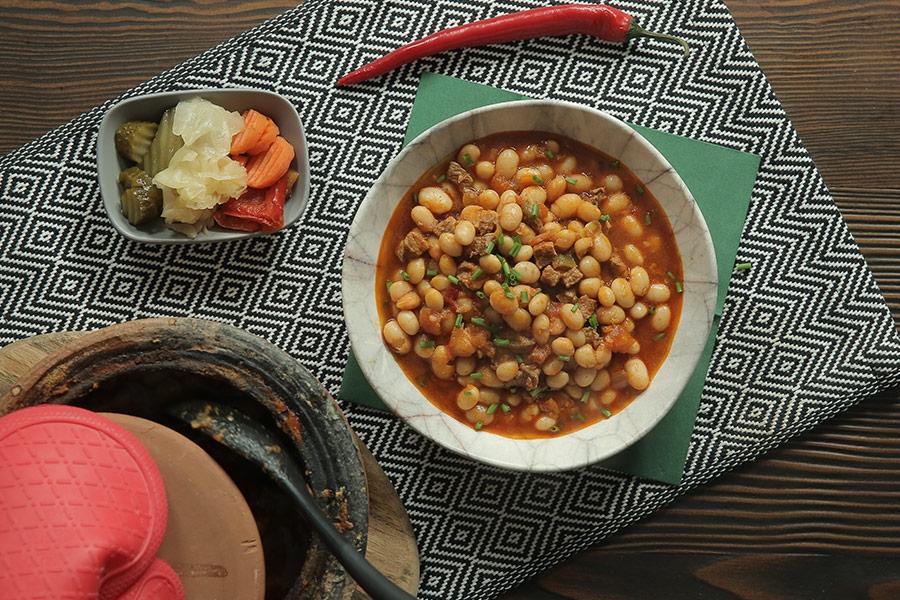 Pirinç pilavıyla: Güveçte etli kuru fasulye