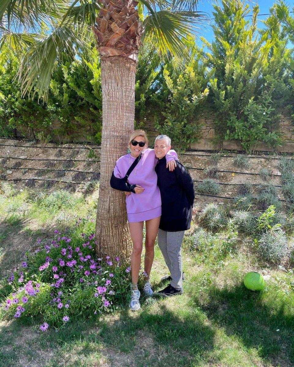 Çağla Şıkel elini kırdı