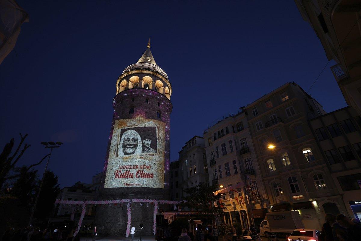 Anneler Günü, Galata Kulesi'ne yansıtılan fotoğraflarla kutlandı