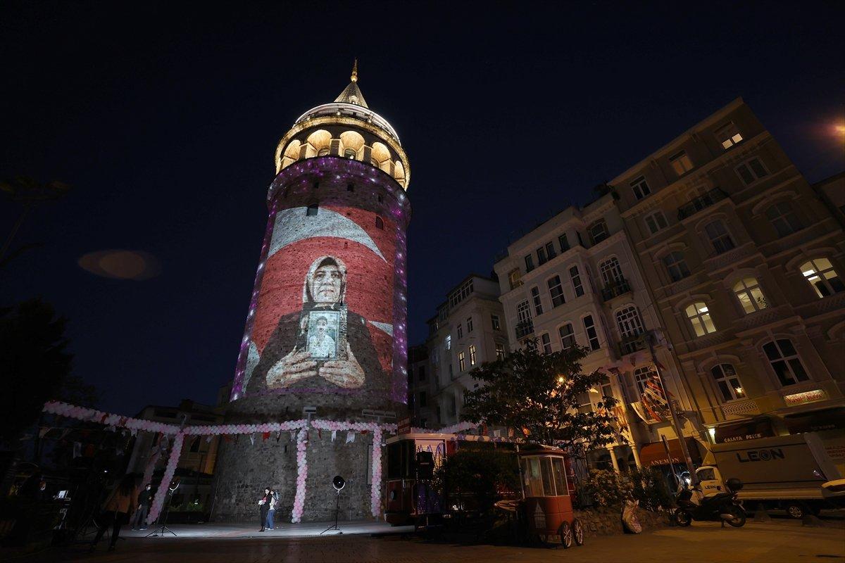 Anneler Günü, Galata Kulesi'ne yansıtılan fotoğraflarla kutlandı