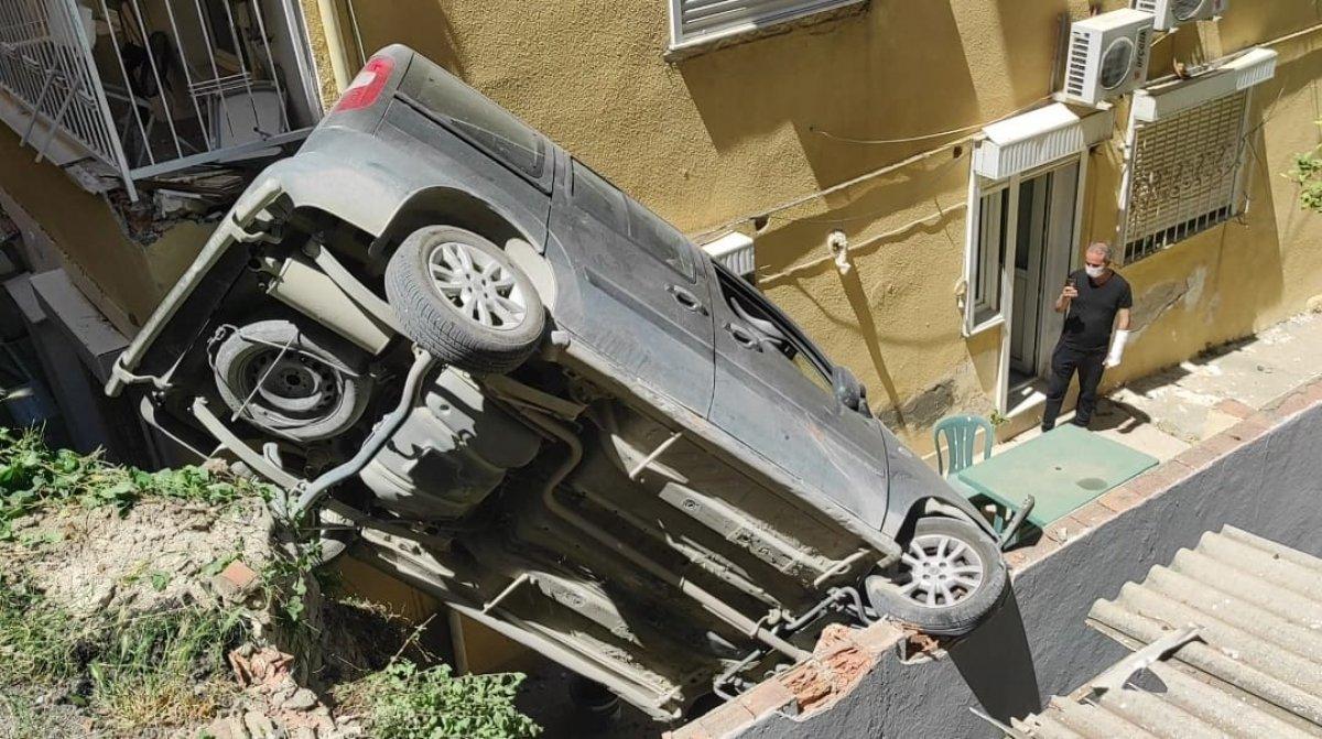 Aydın'da el freni çekilmeyen araç bahçeye uçtu