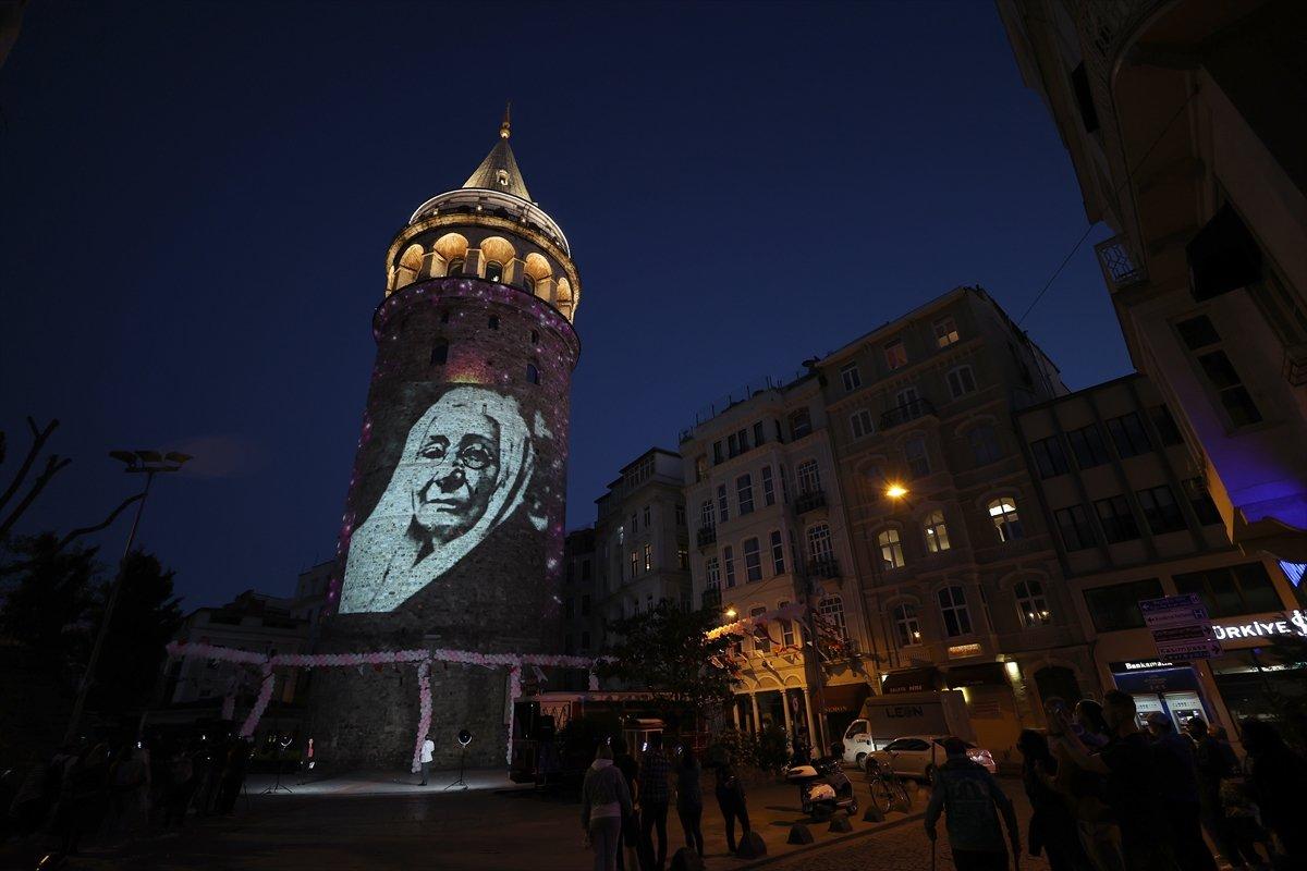 Anneler Günü, Galata Kulesi'ne yansıtılan fotoğraflarla kutlandı