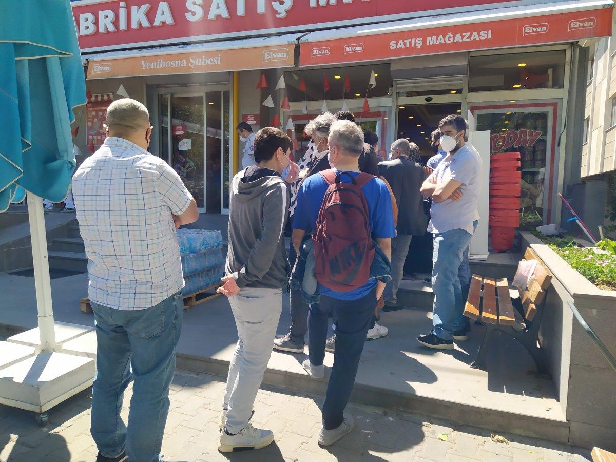 İstanbul'da bayram öncesi çikolata ve şeker kuyruğu