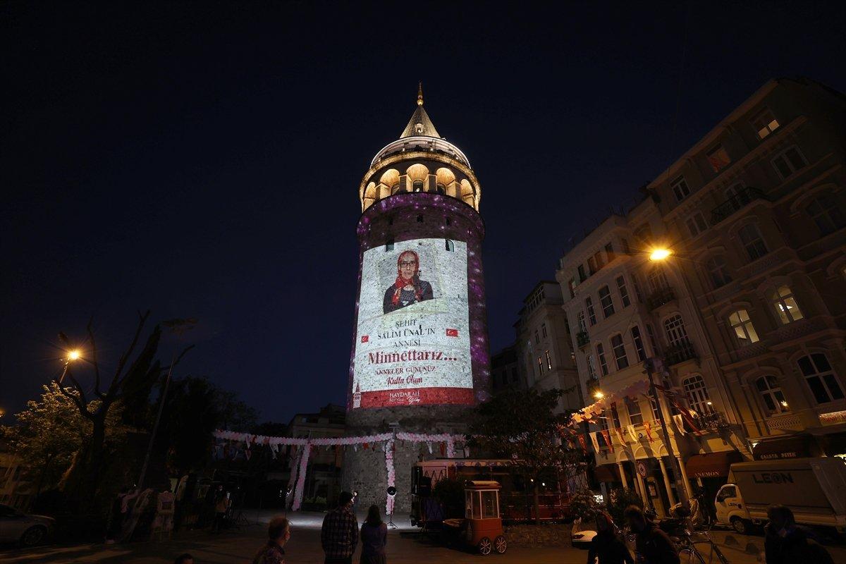 Anneler Günü, Galata Kulesi'ne yansıtılan fotoğraflarla kutlandı