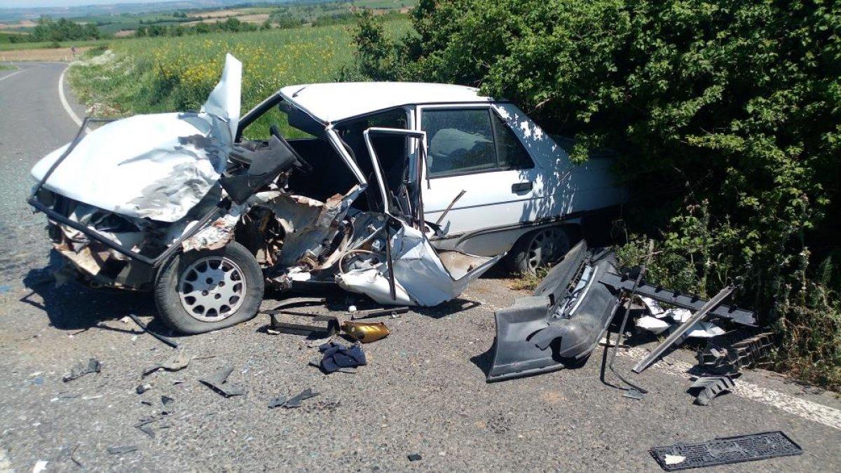 Tekirdağ'da hurdaya dönen otomobilden sağ çıktı