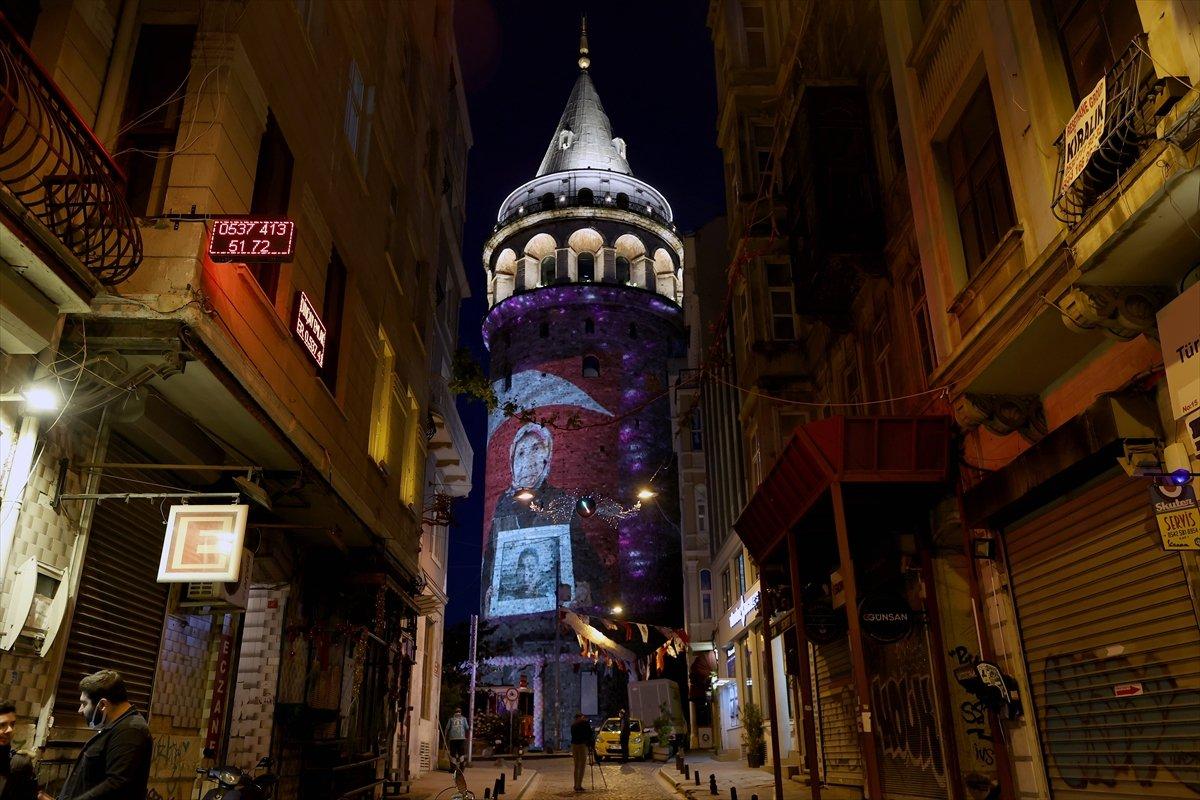 Anneler Günü, Galata Kulesi'ne yansıtılan fotoğraflarla kutlandı