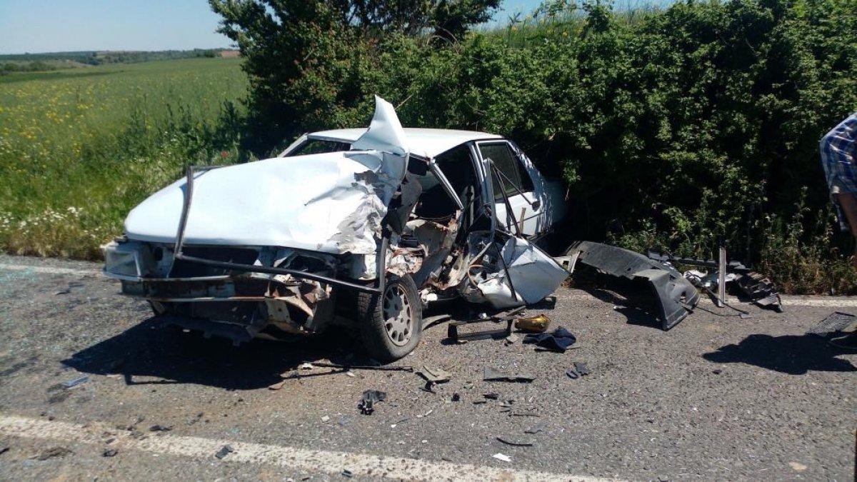 Tekirdağ'da hurdaya dönen otomobilden sağ çıktı