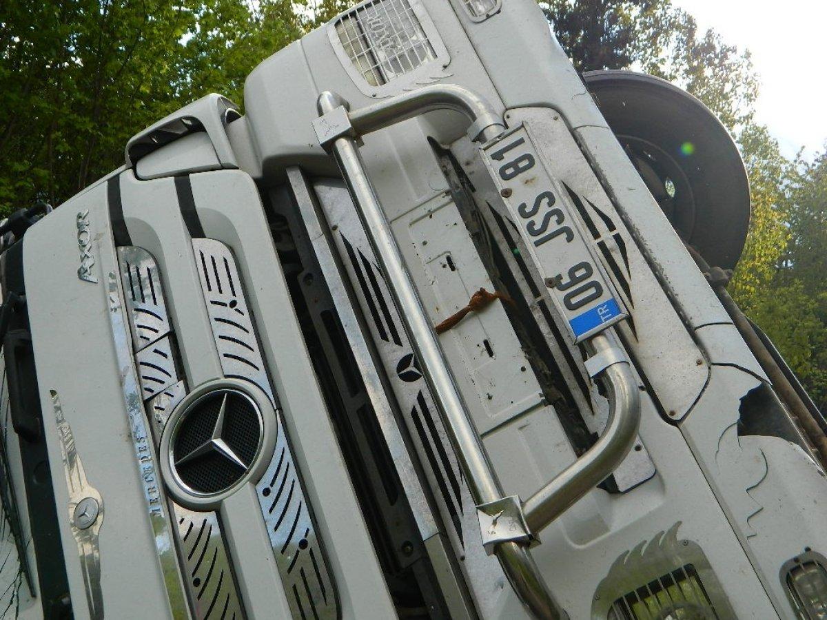 Ardahan’da tır yola devrildi