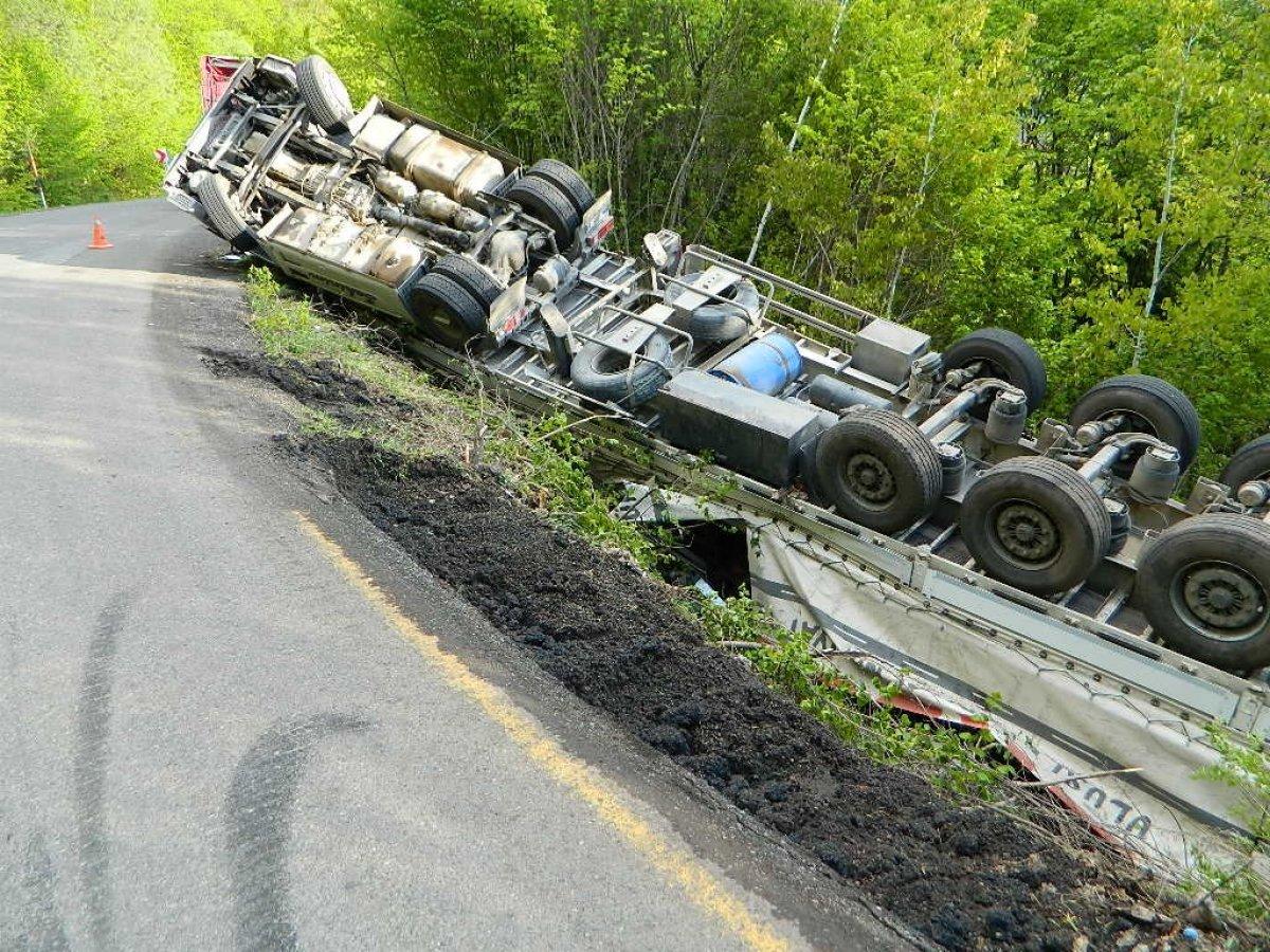 Ardahan’da tır yola devrildi