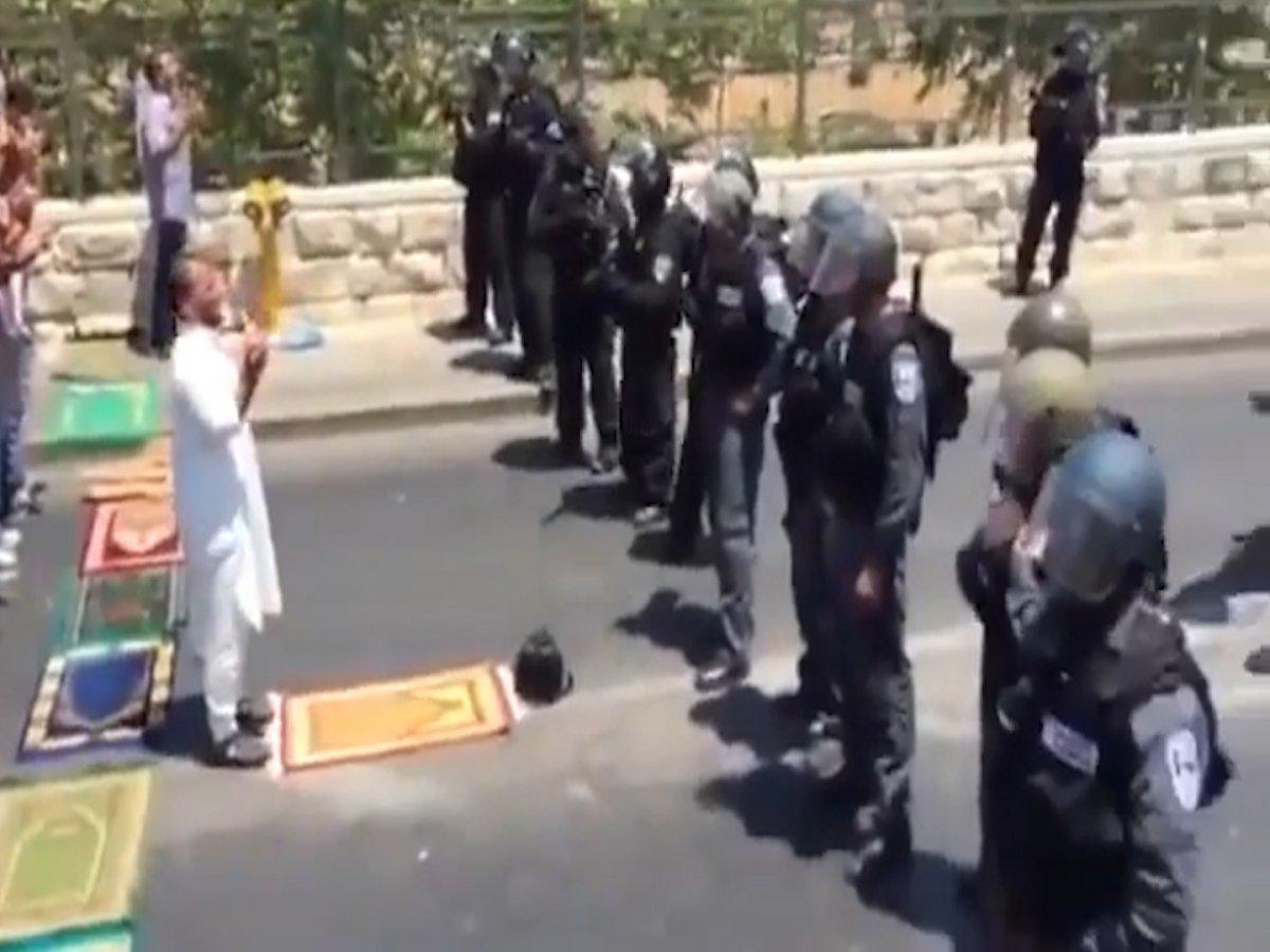 Yol kesen İsrail polisine karşı duran cesur Filistinliler