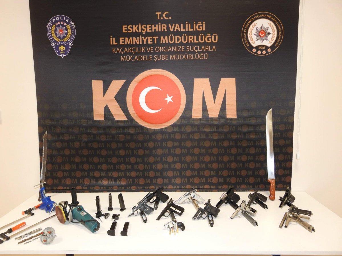 Eskişehir'de odasını silah atölyesine çeviren şahıs yakalandı