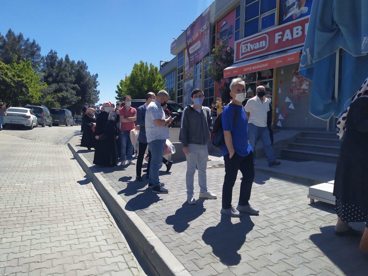 İstanbul'da bayram öncesi çikolata ve şeker kuyruğu