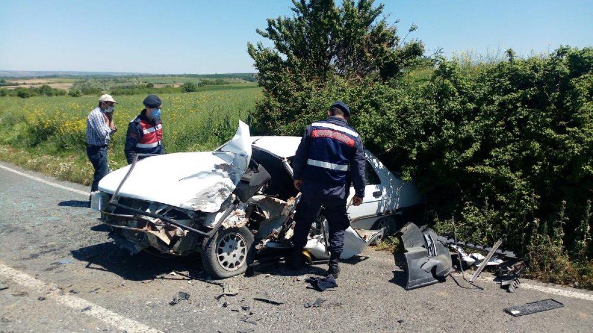 Tekirdağ'da hurdaya dönen otomobilden sağ çıktı