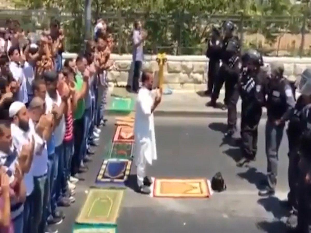 Yol kesen İsrail polisine karşı duran cesur Filistinliler