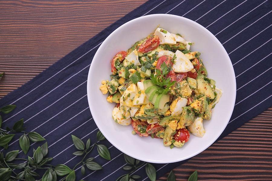 Tek tabakta sahur: Avokadolu yumurta salatası