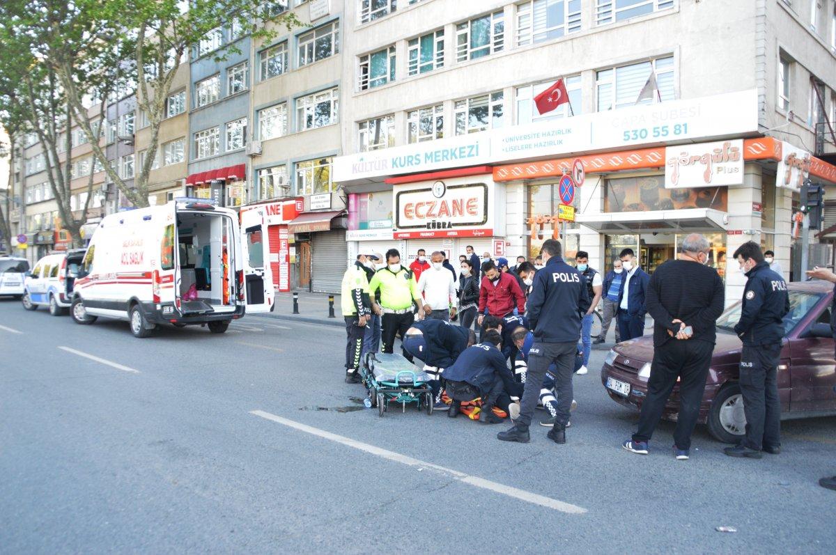 Fatih’te ters yönde seyreden motosikletliye otomobil çarptı