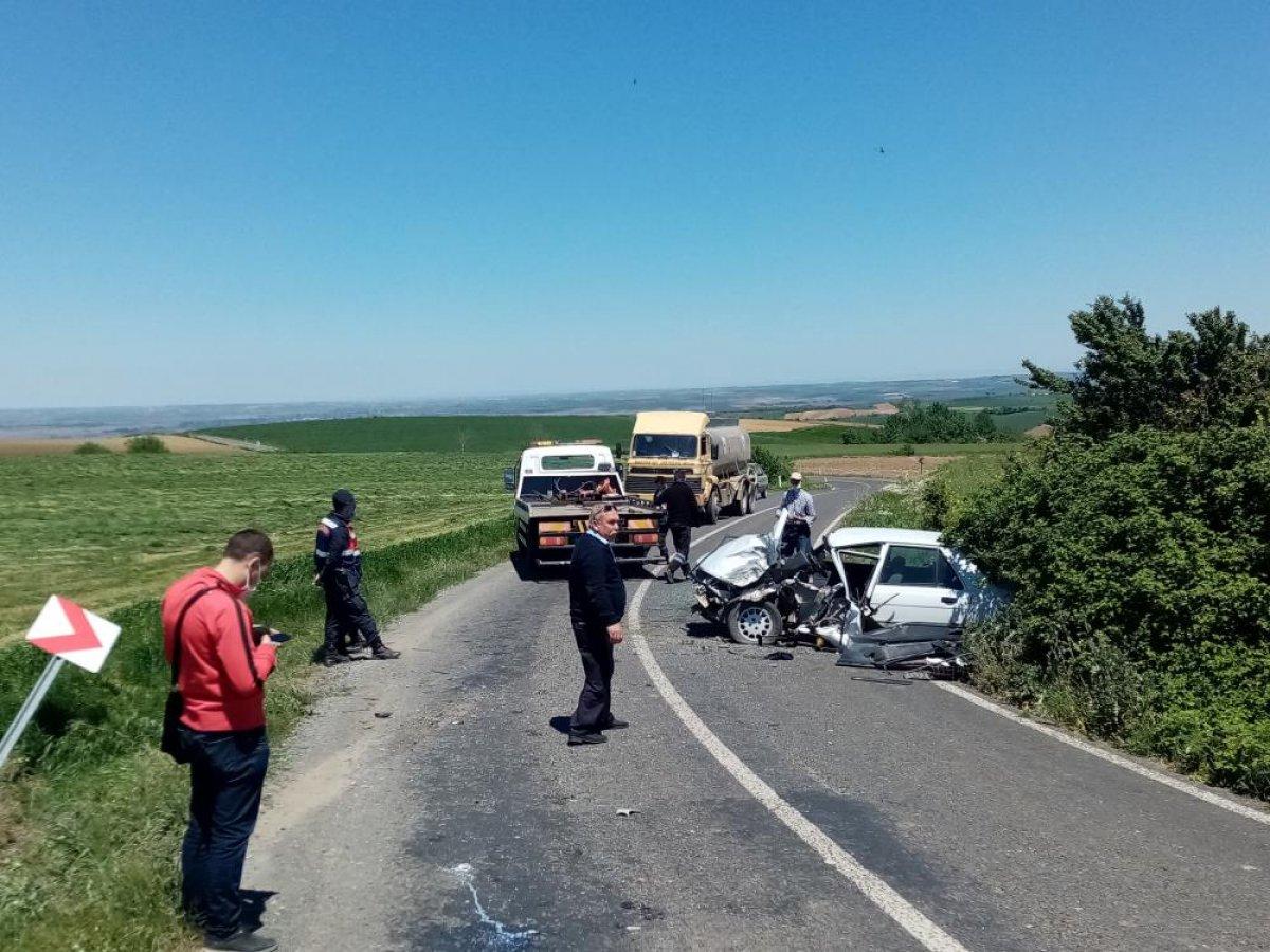 Tekirdağ'da hurdaya dönen otomobilden sağ çıktı