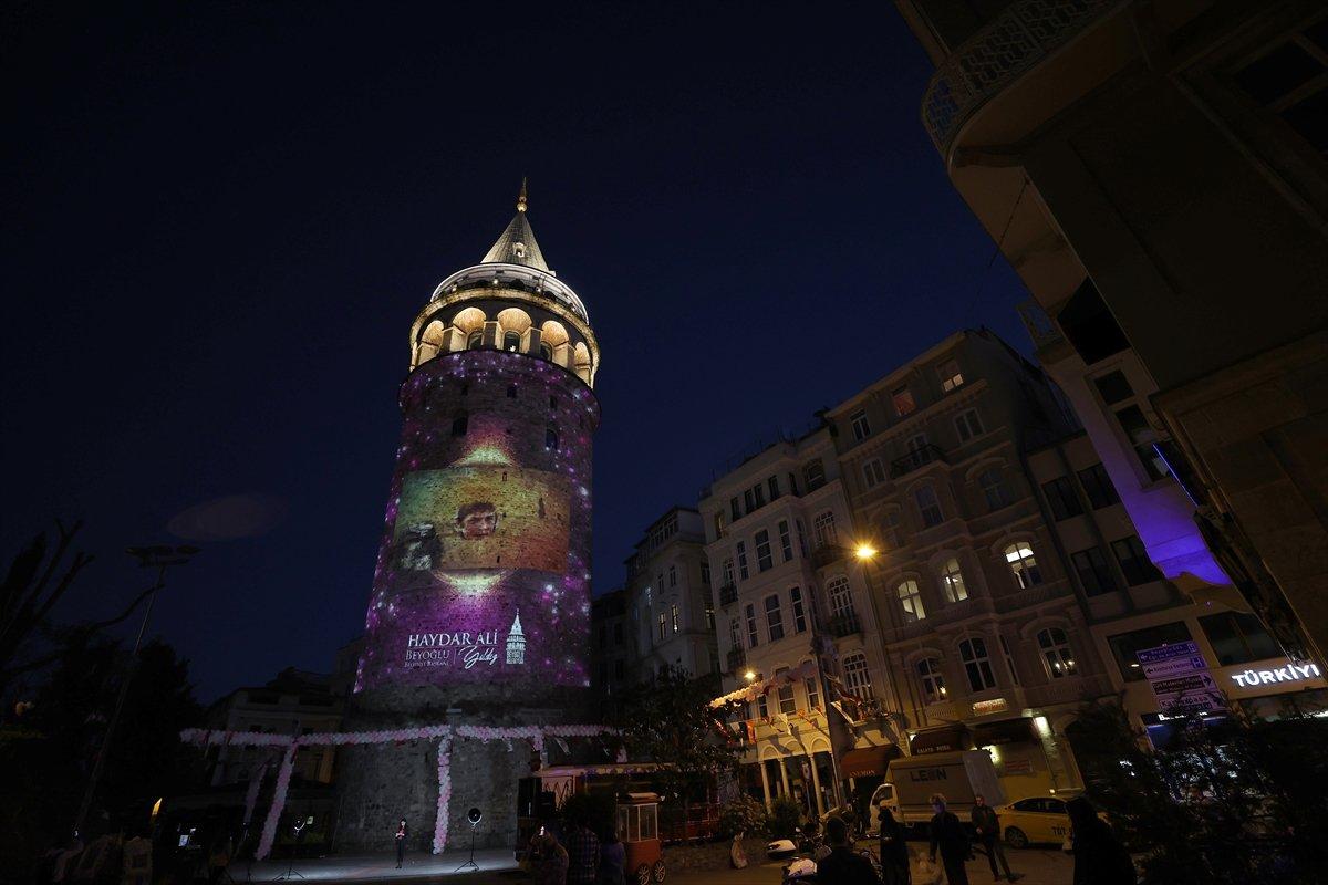 Anneler Günü, Galata Kulesi'ne yansıtılan fotoğraflarla kutlandı