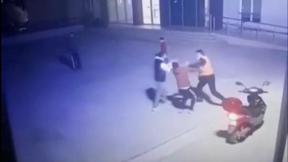 Esenyurt'ta, sitede meydana gelen kavga kameraya yansıdı