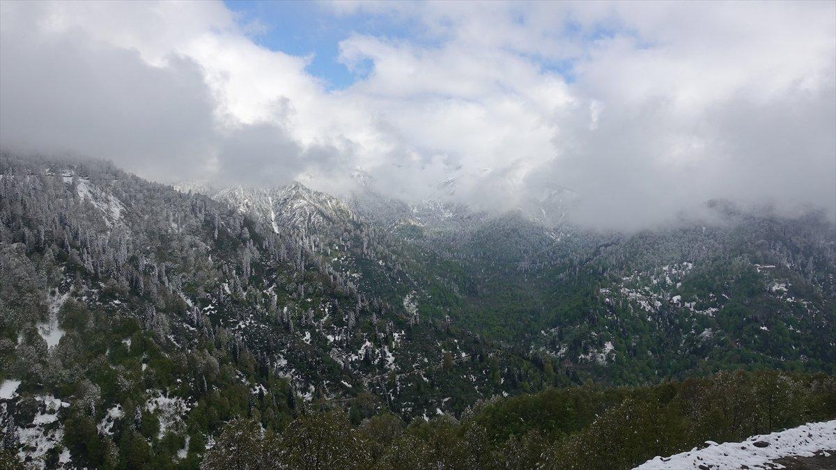 Borçka Karagöl'e mayısta kar yağdı