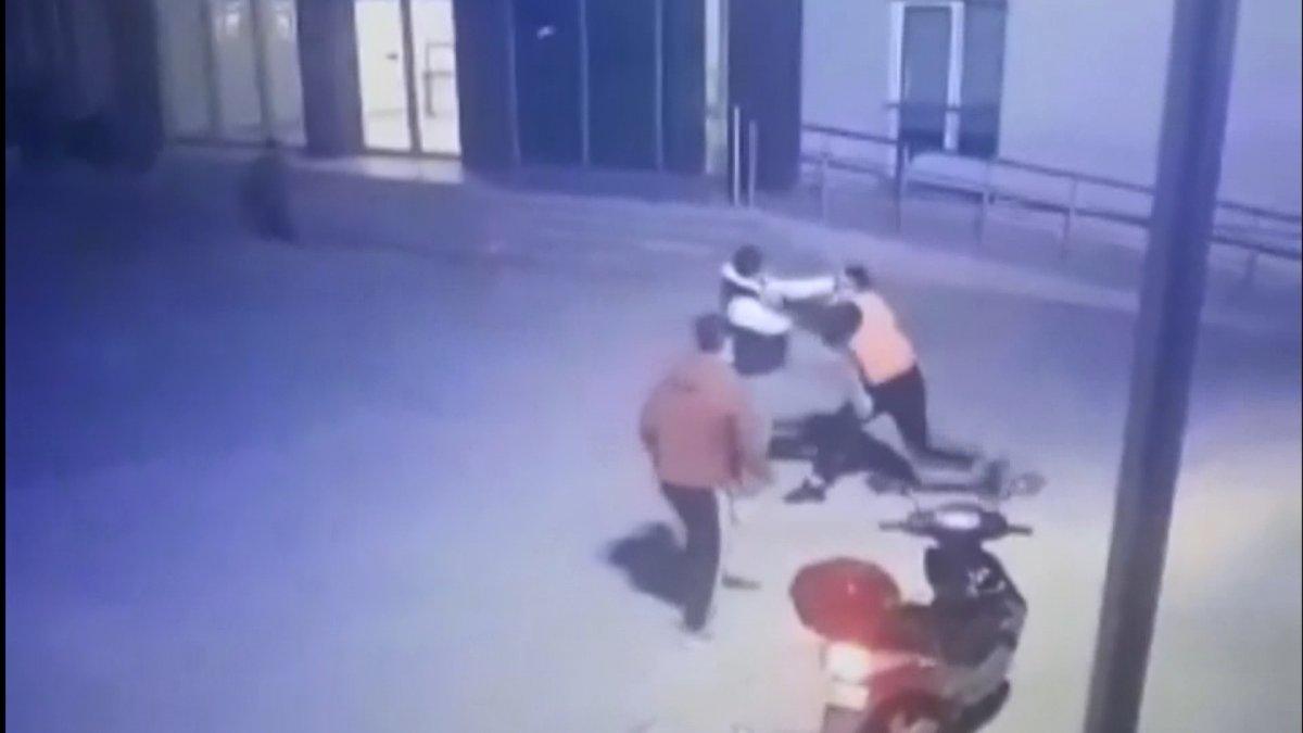 Esenyurt'ta, sitede meydana gelen kavga kameraya yansıdı