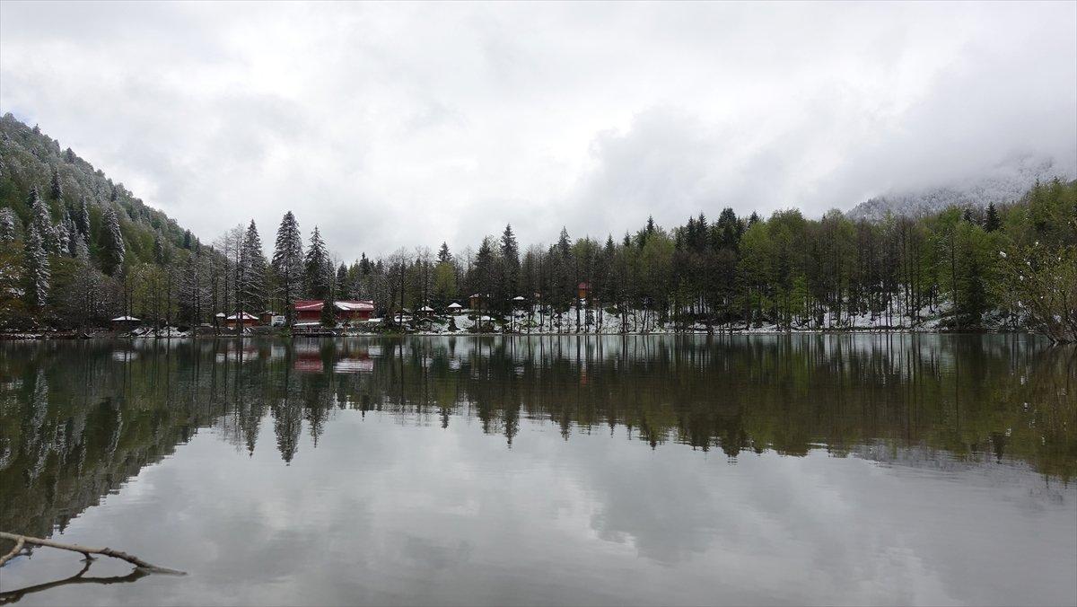 Borçka Karagöl'e mayısta kar yağdı