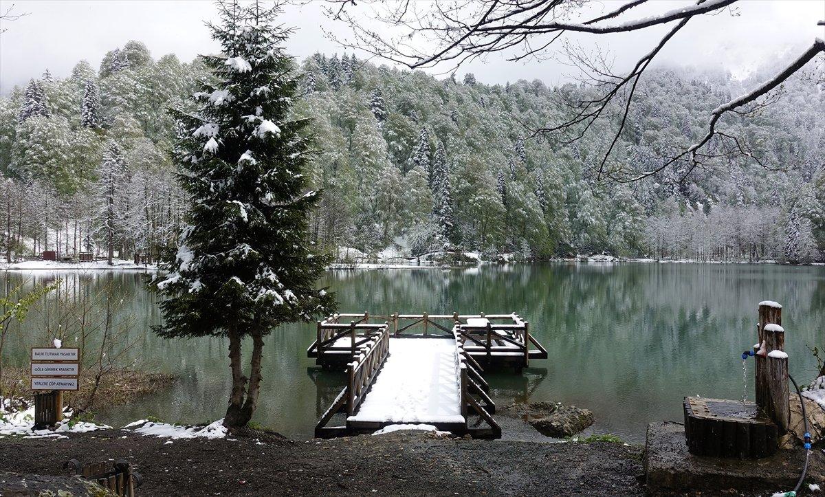Borçka Karagöl'e mayısta kar yağdı