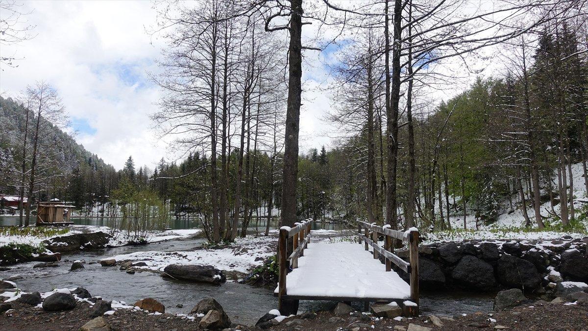 Borçka Karagöl'e mayısta kar yağdı