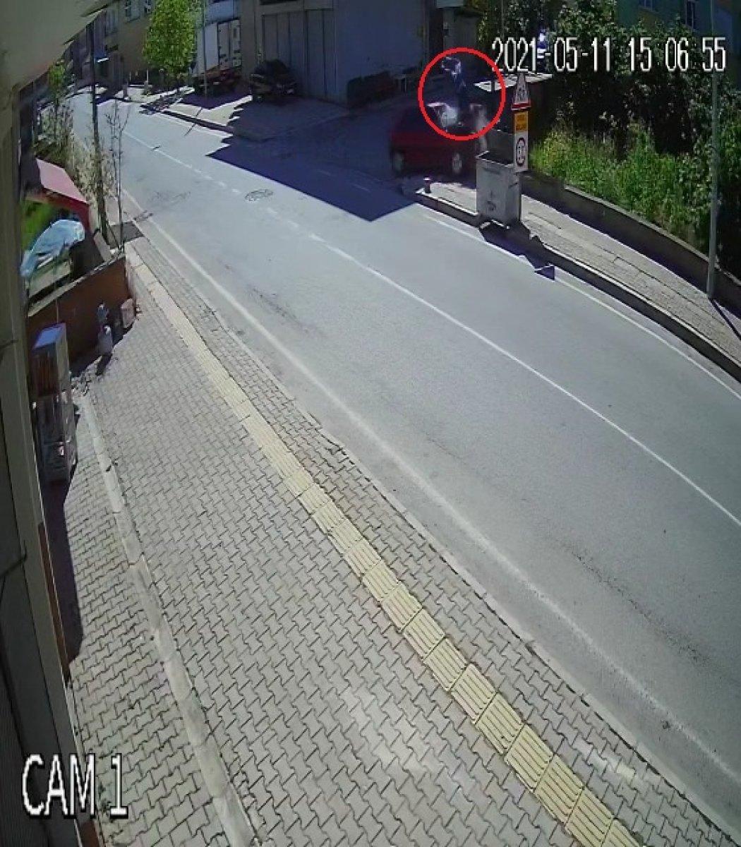 Samsun'da, otomobilin yayaya çarptığı anlar kameraya yansıdı